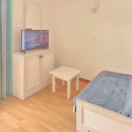 Convivial 35 M² Piscine Partagee Apartment *